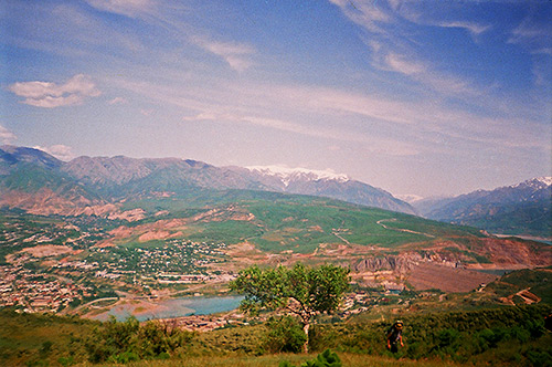 Вид на селения Ходжикент и Чарвак