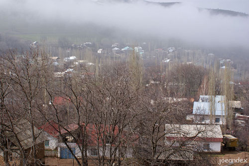 Поселок Чимган в тумане