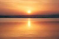 Заходящее солнце на озере