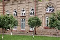 Внутри двора дома Калантарова