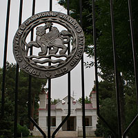 Ворота и здание резиденции Военного губернатора (городской хокимият)