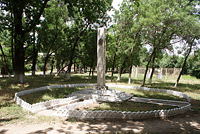 Небольшой монумент в городе Чарвак посвященный герою советской эпохи Исмаилову Самидуле